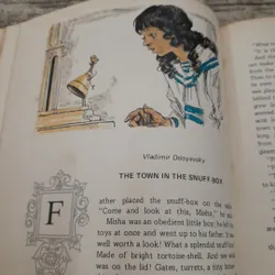 Cổ tích tiếng Anh. On Seashore Far A Green Oak Towers. A book of Tales 730858