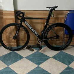 Xe đạp thể thao thể thao góc cạnh cao cấp màu đen