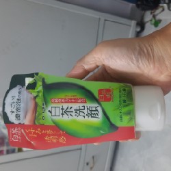 Sữa rửa mặt trà xanh Rohto Nhật Bản