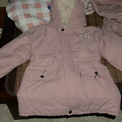 Áo parka bé gái màu hồng, size 130, siêu ấm áp và xinh xắn, mới mặc vài lần 