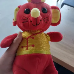 một chú chuột nhồi bông màu đỏ may mắn. Hàng 2hand