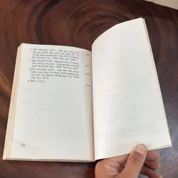 II Văn Học: Văn Thơ Hồ Chí Minh _ Tác Phẩm Và Dư Luận - 2002 999256