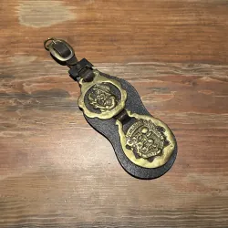 Huy hiệu đồng để trang trí của hoàng gia Anh