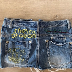 chân váy denim chi tiết thêu ở phía sau