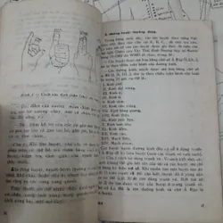 Bấm huyệt chữa bệnh Tập 1. B.s. Chu Quốc Trường...in năm 1987 728427