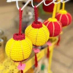 Đèn lồng mini làm bằng len trang trí cho không gian ngày Tết, móc chìa khóa đèn lồng len 762724