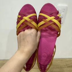 Giày crocs 2hand size w7-38 độ mới cao hình chụp thật 989688