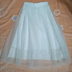 Chân váy ren trắng dáng xoè