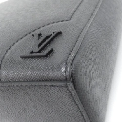 Túi xách Louis Vuitton Taiga Vertical Tote M30811 610521