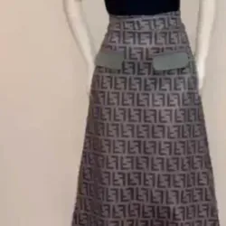 Đầm công sở họa tiết logo Fendi phối túi nhỏ vàng 1024420