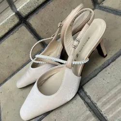 Giày cao gót màu be nhũ của LIZ 1013802