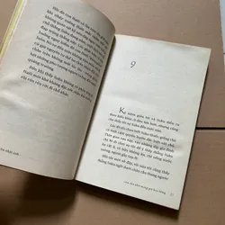 Con chó nhỏ mang giỏ hoa hồng 734167