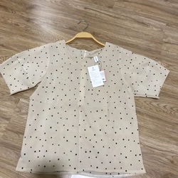 Áo nữ chấm bi kem nhạt size M còn nguyên mác