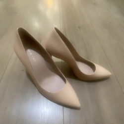 Giày nude sz 7. Stuart Weitzman