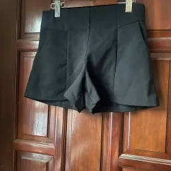 Q12. Quần short đen Topshop size L