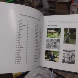 Sách: Triển lãm trang phục và hoa văn thổ cẩm của các DT Việt Nam (A3) 727902