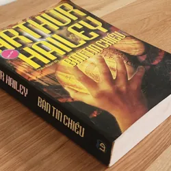 Tiểu thuyết Mỹ của nhà văn Arthur Hailey: BẢN TIN CHIỀU 716973