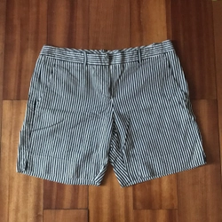 Quần short Theory Size 2 sọc đen -dùng mới 2 lần