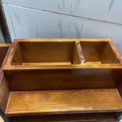KỆ ĐỰNG SÁCH CHẤT LIỆU GỖ ĐỎ 1037853
