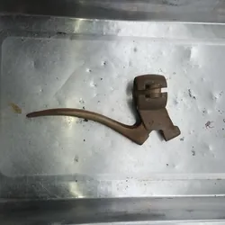 MỘT CHIẾC TAY PHANH XE ĐẠP CỔ XƯA ĐÔC BẰNG ĐỒNG NGUYÊN KHỐI... 