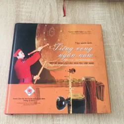 TIẾNG VỌNG NGÀN NĂM - một số nhạc cụ các dân tộc Việt Nam ( có chữ ký nghệ sĩ Đức Dậu)