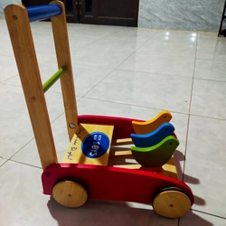 Xe tập đẩy con gà cho bé 