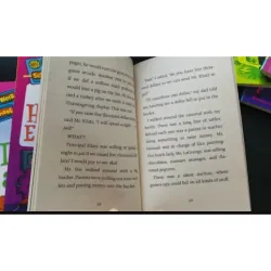 Sách - 𝐌𝐘 𝐖𝐄𝐈𝐑𝐃 𝐒𝐂𝐇𝐎𝐎𝐋 phần 3 - 12 quyển, full hộp 780492