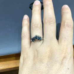 Nhẫn khung bạc đính 6 vien saphire xinh