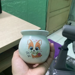 Chậu mini hình bầu dục màu trắng có hình cún dễ thương màu vàng, bề ngoài láng mịn
