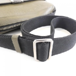 Túi đeo vai Louis Vuitton Taiga Anton Messenger M34413 613673