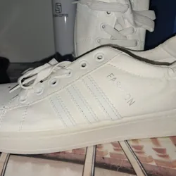 Giày màu trắng size 41 731352