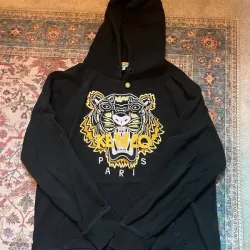 Áo hoodie Kenzo màu đen thêu logo mặt cọp (đầu hổ) chỉ vàng 760767