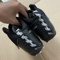 Giày thể thao hiệu NIKE có móng 934819