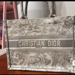 Túi đì or logo và hoa văn thêu nổi