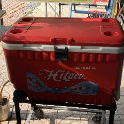 Thùng đá hitaco 65 lít kèm chân sắt có bánh xe tiện lợi di chuyển  18493