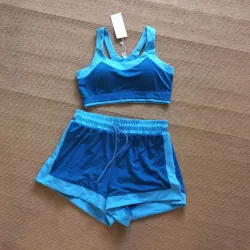 Bộ đồ tập thể dục màu xanh