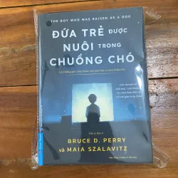 Đứa trê được nuôi trong chuồng chó 
