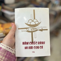 Năm chiếc bánh với 2 con cá