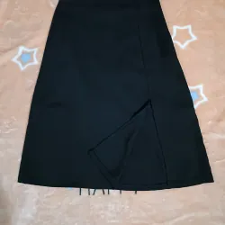 Chân váy đen xẻ tà một bên, cạp phẳng, khoá kéo sau 1008545