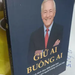 giữ ai buông ai