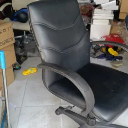 Ghễ xoay văn phòng,chất liệu  da đã qua sử dụng,bị rách chút ở lưng 800262