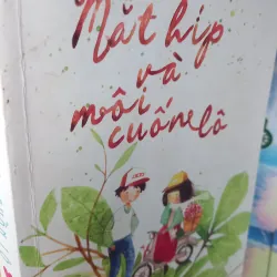 Mắt híp và môi quấn lô