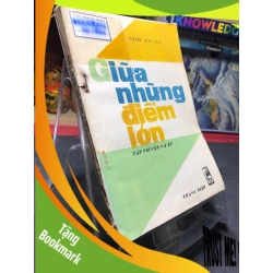 (TẶNG BOOKMARK) Giữa Những Điểm Lớn mới 60% ố vàng nặng, rách bìa nhẹ 1987 Nhiều Tác Giả RBK0906 SÁCH VĂN HỌC