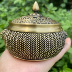 Lư xông trầ bằng đòng chuẩn size nặng 450g, cao 9cm, ngang 12cm hoa văn sắc nét tinh tế. 147375