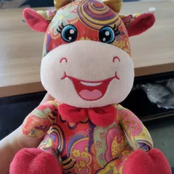 một con thú nhồi bông hình con bò . Hàng 2hand