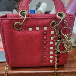 Túi xách đỏ họa tiết