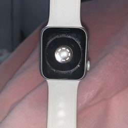 Đồng hồ Apple watch sr5 44 còn dùng tốt 158926