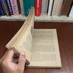 II Sách Xưa: Cuộc Phiêu Lưu Kỳ Lạ Của Carích Và Valia - Ian Lary - 1983 605987