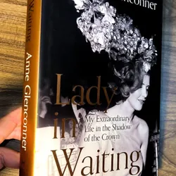 Sách cũ (có ố) Lady in Waiting: My Extraordinary Life in the Shadow of the Crown  723356