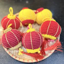 Đèn lồng mini làm bằng len trang trí không gian ngày Tết thêm rực rỡ  762764